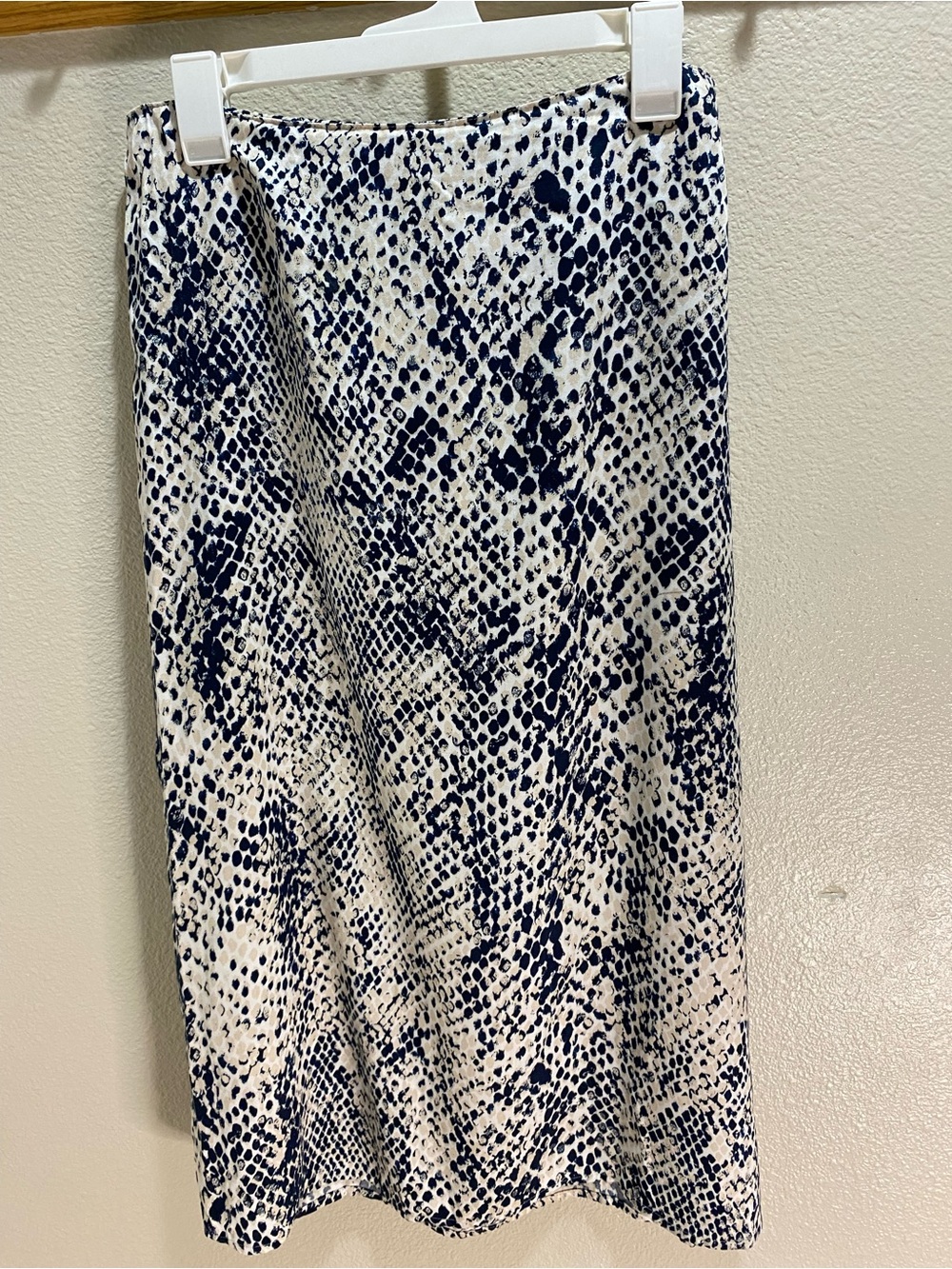 Time and Tru BLK and Cream Printed Midi Skirt with Snake Abstract Spot Pattern
